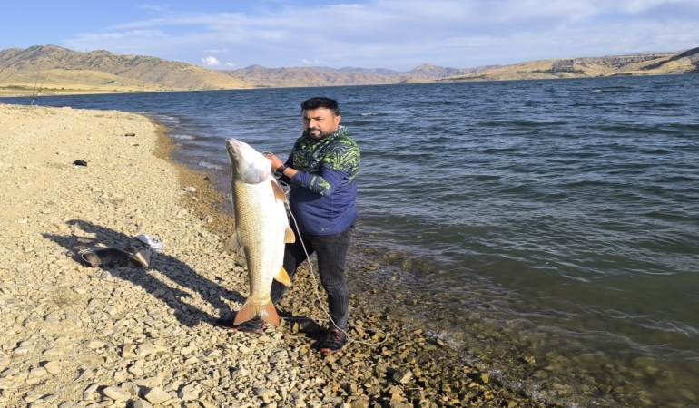 KEBAN BARAJ GÖLÜ'NDE 30 KİLOLUK DEV TURNA BALIĞI