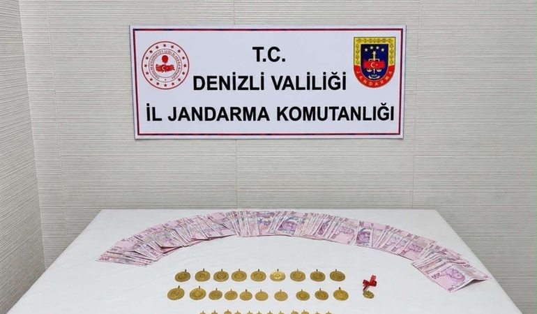 'KİMLİK BİLGİLERİN ÇALINDI' DİYEREK 2 MİLYON 250 BİN TL DOLANDIRDILAR YAŞLI ADAMIN DOLANDIRICILARA KAPTIRDIĞI ALTINLARINI JASAT EKSİKSİZ TESLİM ETTİ ADINA TELEFON ALDILAR DİYEREK VURGUN YAPAN 2 DOLANDIRICI KAÇAMADAN YAKALANDI