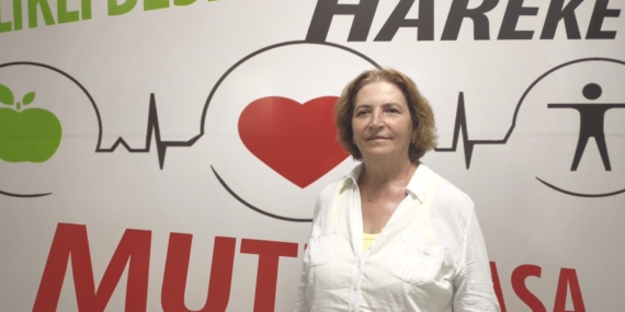 KIRMIZI ETEK SEVDASI 61 YAŞINDA 25 KİLO VERDİRDİ DÜĞÜNDE GİYMEK İSTEDİĞİ KIRMIZI ETEK ÜZERİNE OLMAYINCA AZMEDİP 25 KİLO VERDİ