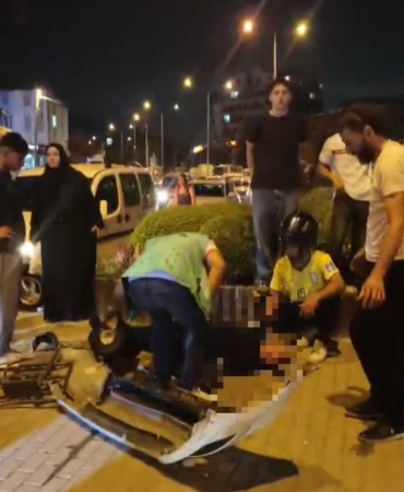 KIRMIZI IŞIKTA GEÇEN MOTOSİKLETE OTOMOBİL ÇARPTI: 1 ÖLÜ, 1 YARALI