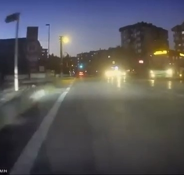 KIRMIZI IŞIKTA GEÇEN OTOBÜS ŞOFÖRÜ: "NE OLACAK CEZAMIZI ÇEKERİZ" BURSA'DA IŞIK İHLALİ YAPAN OTOBÜS ŞOFÖRÜ İLE MOTOSİKLETLİ ARASINDAKİ İLGİNÇ DİYALOG KAMERADA