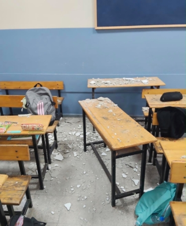 KOCAELİ'DE ORTAOKULDA SINIFIN SIVALARI DÜŞTÜ: 3 ÖĞRENCİ YARALANDI
