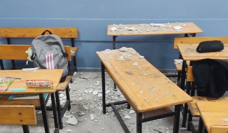 KOCAELİ'DE ORTAOKULDA SINIFIN SIVALARI DÜŞTÜ: 3 ÖĞRENCİ YARALANDI