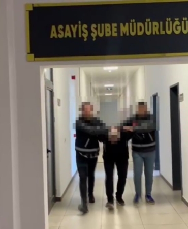 KOMŞUSUNUN BOĞAZINI KESİP ALTINLARINI ÇALMIŞTI: BİLEZİKLERİ KOLUNDAN NASIL KESECEĞİNİ KUYUMCUYA SORMUŞ