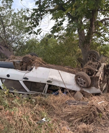 KONTROLDEN ÇIKAN OTOMOBİL ŞARAMPOLE YUVARLANDI: 8 YARALI