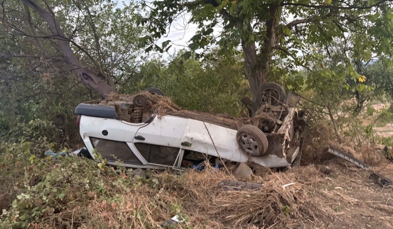 KONTROLDEN ÇIKAN OTOMOBİL ŞARAMPOLE YUVARLANDI: 8 YARALI