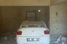 KONTROLDEN ÇIKAN OTOMOBİL YOL KENARINDA BULUNAN DEPOYA GİRDİ