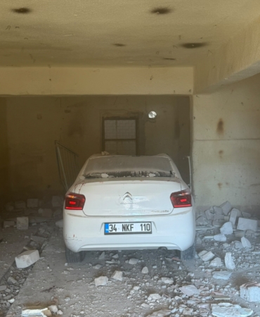 KONTROLDEN ÇIKAN OTOMOBİL YOL KENARINDA BULUNAN DEPOYA GİRDİ