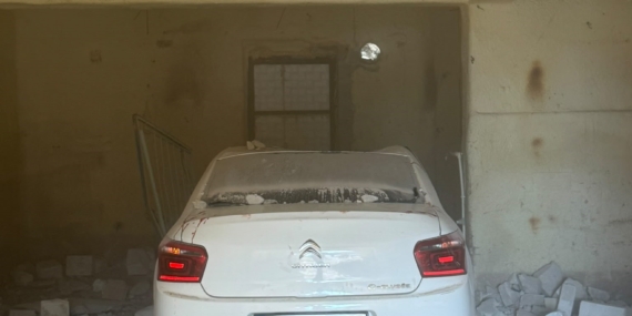 KONTROLDEN ÇIKAN OTOMOBİL YOL KENARINDA BULUNAN DEPOYA GİRDİ