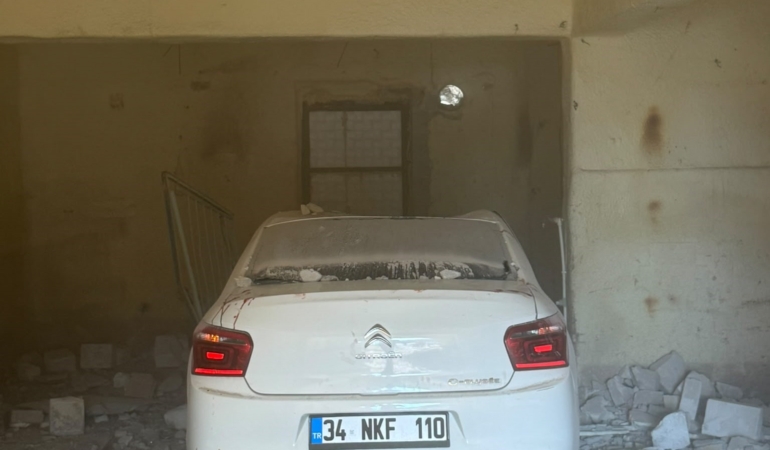 KONTROLDEN ÇIKAN OTOMOBİL YOL KENARINDA BULUNAN DEPOYA GİRDİ