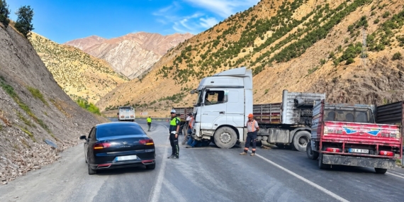 KONTROLDEN ÇIKAN TIR BARİYERLERE ÇARPTI