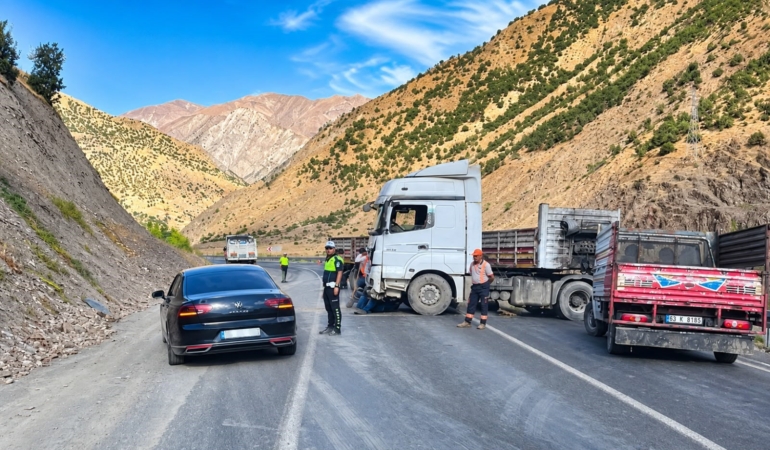 KONTROLDEN ÇIKAN TIR BARİYERLERE ÇARPTI
