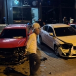KONTROLDEN ÇIKIP SAVRULAN FİAT TOFAŞ, OTO GALERİDEKİ ARAÇLARA ÇARPARAK DURABİLDİ GÜVENLİK KAMERASINA YANSIYAN KAZADA TOFAŞ ARAÇ KULLANILAMAZ HALE GELDİ, DİĞER ARAÇLARDA DA HASAR OLUŞTU