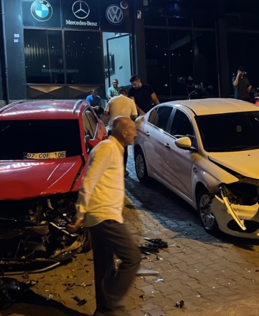 KONTROLDEN ÇIKIP SAVRULAN FİAT TOFAŞ, OTO GALERİDEKİ ARAÇLARA ÇARPARAK DURABİLDİ GÜVENLİK KAMERASINA YANSIYAN KAZADA TOFAŞ ARAÇ KULLANILAMAZ HALE GELDİ, DİĞER ARAÇLARDA DA HASAR OLUŞTU