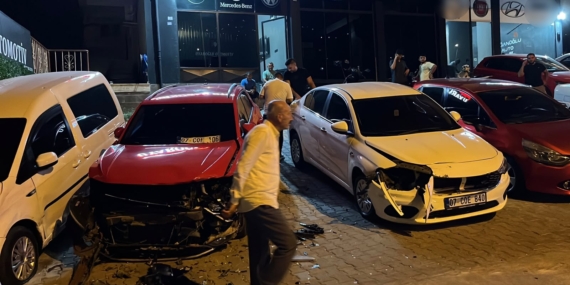 KONTROLDEN ÇIKIP SAVRULAN FİAT TOFAŞ, OTO GALERİDEKİ ARAÇLARA ÇARPARAK DURABİLDİ GÜVENLİK KAMERASINA YANSIYAN KAZADA TOFAŞ ARAÇ KULLANILAMAZ HALE GELDİ, DİĞER ARAÇLARDA DA HASAR OLUŞTU
