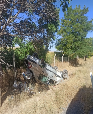 KONYA'DA OTOMOBİL TAKLA ATTI: 2 ÇOCUK YARALI