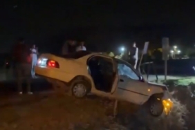 KÖPEĞE ÇARPMAMAK İÇİN KAZA YAPTI: OTOMOBİL KÖPRÜDE ASILI KADI