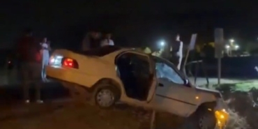 KÖPEĞE ÇARPMAMAK İÇİN KAZA YAPTI: OTOMOBİL KÖPRÜDE ASILI KADI