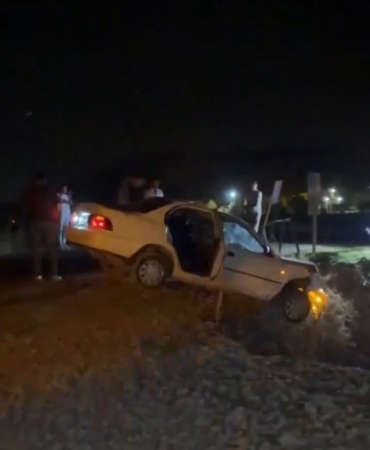 KÖPEĞE ÇARPMAMAK İÇİN KAZA YAPTI: OTOMOBİL KÖPRÜDE ASILI KADI