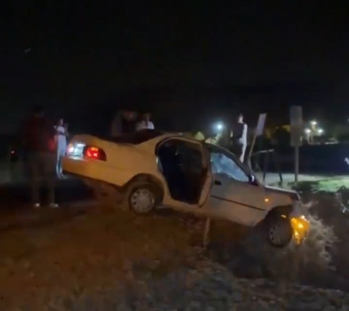 KÖPEĞE ÇARPMAMAK İÇİN KAZA YAPTI: OTOMOBİL KÖPRÜDE ASILI KADI