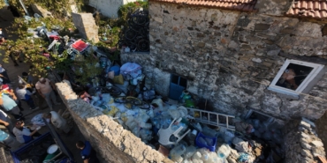 KÖTÜ KOKULARIN YAYILDIĞI ÇÖP EVDEN 5 TON ÇÖP ÇIKARILDI