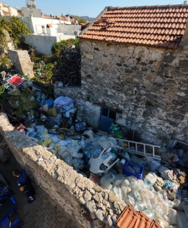 KÖTÜ KOKULARIN YAYILDIĞI ÇÖP EVDEN 5 TON ÇÖP ÇIKARILDI