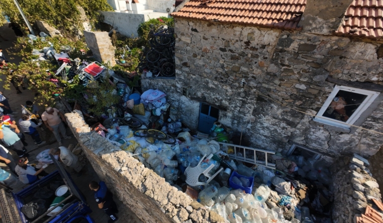 KÖTÜ KOKULARIN YAYILDIĞI ÇÖP EVDEN 5 TON ÇÖP ÇIKARILDI