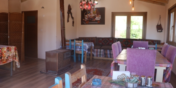 KÖYE YERLEŞEN KAMU EMEKLİSİ, KÖYDE KAFEYE ÇEVİRDİĞİ İKİ KATLI EVİNDE VATANDAŞLARA HİZMET VERİYOR