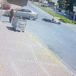 'DUR' LEVHASINA UYMAYAN OTOMOBİLE ÇARPMAMAK İÇİN FREN YAPTI SÜRÜKLENEN MOTOSİKLETTEKİ BABA-OĞUL YARALANDI KASKI OLMAYAN BABA OĞUL ÖLÜMDEN DÖNDÜ, ÜZERİNE 16 BİN TL CEZA YEDİLER KAZA ANI GÜVENLİK KAMERASINA YANSIDI