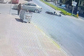 'DUR' LEVHASINA UYMAYAN OTOMOBİLE ÇARPMAMAK İÇİN FREN YAPTI SÜRÜKLENEN MOTOSİKLETTEKİ BABA-OĞUL YARALANDI KASKI OLMAYAN BABA OĞUL ÖLÜMDEN DÖNDÜ, ÜZERİNE 16 BİN TL CEZA YEDİLER KAZA ANI GÜVENLİK KAMERASINA YANSIDI