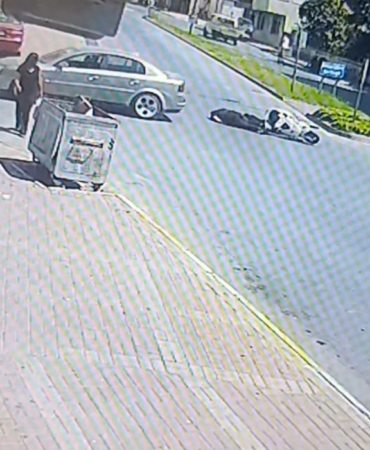 'DUR' LEVHASINA UYMAYAN OTOMOBİLE ÇARPMAMAK İÇİN FREN YAPTI SÜRÜKLENEN MOTOSİKLETTEKİ BABA-OĞUL YARALANDI KASKI OLMAYAN BABA OĞUL ÖLÜMDEN DÖNDÜ, ÜZERİNE 16 BİN TL CEZA YEDİLER KAZA ANI GÜVENLİK KAMERASINA YANSIDI