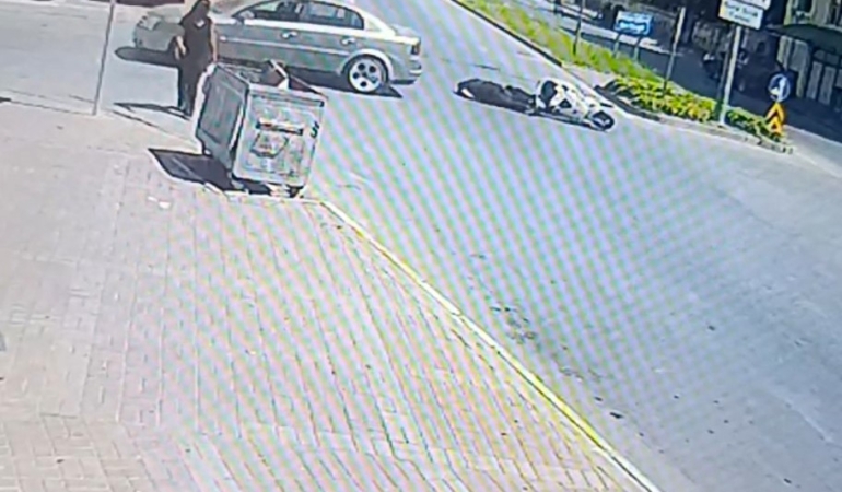'DUR' LEVHASINA UYMAYAN OTOMOBİLE ÇARPMAMAK İÇİN FREN YAPTI SÜRÜKLENEN MOTOSİKLETTEKİ BABA-OĞUL YARALANDI KASKI OLMAYAN BABA OĞUL ÖLÜMDEN DÖNDÜ, ÜZERİNE 16 BİN TL CEZA YEDİLER KAZA ANI GÜVENLİK KAMERASINA YANSIDI