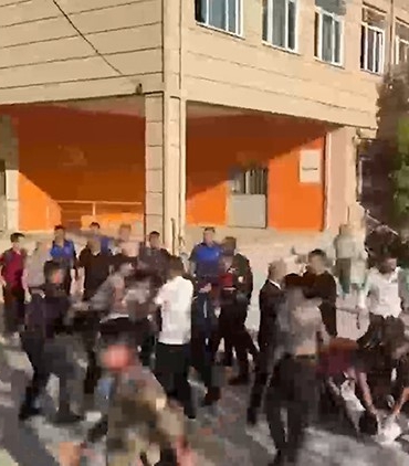 MANİSA'DA OKUL ÖNÜNDE SİLAHLI SALDIRI: YARALI ÖĞRENCİLER VAR