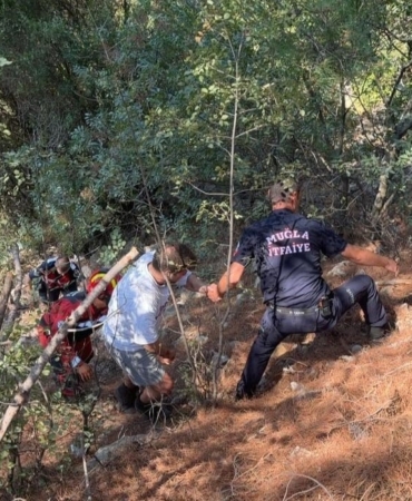 MENTEŞE'DE OTOMOBİL UÇURUMA YUVARLANDI: 1 YARALI