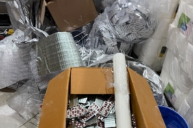 MERSİN'DE PLASTİK AMBALAJ DÜKKANINDA UYUŞTURUCU İMALATHANESİ ORTAYA ÇIKARILDI: 100 BİN SENTETİK ECZA HAP ELE GEÇİRİLDİ