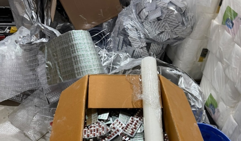MERSİN'DE PLASTİK AMBALAJ DÜKKANINDA UYUŞTURUCU İMALATHANESİ ORTAYA ÇIKARILDI: 100 BİN SENTETİK ECZA HAP ELE GEÇİRİLDİ