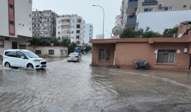 MERSİN'DE SAĞANAK: SU TAŞKINLARI YAŞANDI