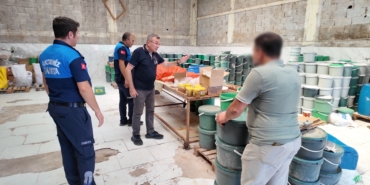 MERSİN'DE SAĞLIKSIZ ŞARTLARDA ÜRETİLEN TONLARCA TURŞUYA EL KONULDU