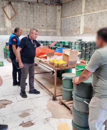 MERSİN'DE SAĞLIKSIZ ŞARTLARDA ÜRETİLEN TONLARCA TURŞUYA EL KONULDU