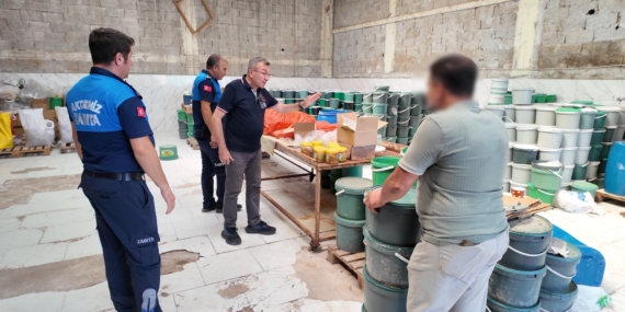 MERSİN'DE SAĞLIKSIZ ŞARTLARDA ÜRETİLEN TONLARCA TURŞUYA EL KONULDU
