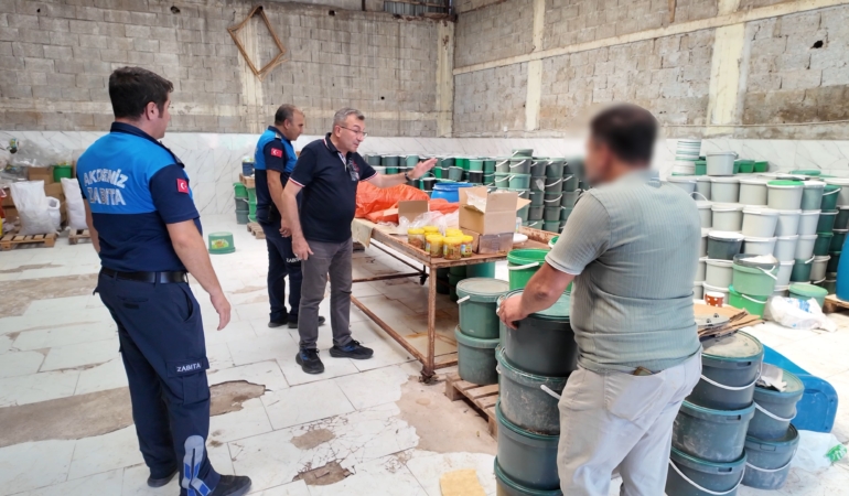 MERSİN'DE SAĞLIKSIZ ŞARTLARDA ÜRETİLEN TONLARCA TURŞUYA EL KONULDU