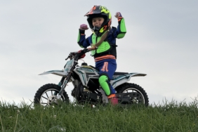 MİNİK İKRA MOTOSİKLET İLE TEPELERİ AŞIYOR, ZAYN İLE YARIŞMAK İSTİYOR BABA ORHAN KARACA: "İKRA MOTORU SEVMİYOR, AŞIK OLDU" "KIZIMIN İLERİDE KENAN SOFUOĞLU'NUN OĞLU ZAYN GİBİ İLERLEMESİNİ ÇOK İSTERİM" 5 YAŞINDAKİ İKRA KARACA: "MOTOSİKLETİ SEVİYORUM, RAMPALARA ÇIKIYORUM, UFAK DENEMELER YAPIYORUM" "ZAYN'İ TANIYORUM, ONUNLA MOTOSİKLET KULLANMAK VE YARIŞMAK İSTİYORUM"