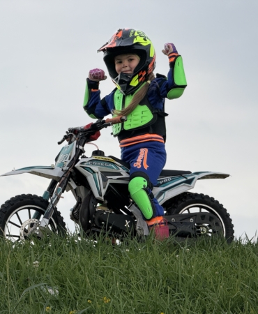 MİNİK İKRA MOTOSİKLET İLE TEPELERİ AŞIYOR, ZAYN İLE YARIŞMAK İSTİYOR BABA ORHAN KARACA: "İKRA MOTORU SEVMİYOR, AŞIK OLDU" "KIZIMIN İLERİDE KENAN SOFUOĞLU'NUN OĞLU ZAYN GİBİ İLERLEMESİNİ ÇOK İSTERİM" 5 YAŞINDAKİ İKRA KARACA: "MOTOSİKLETİ SEVİYORUM, RAMPALARA ÇIKIYORUM, UFAK DENEMELER YAPIYORUM" "ZAYN'İ TANIYORUM, ONUNLA MOTOSİKLET KULLANMAK VE YARIŞMAK İSTİYORUM"