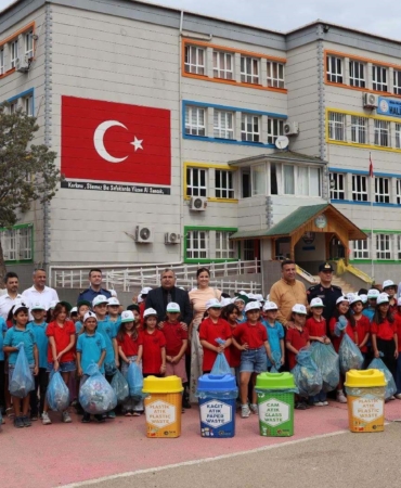 MİNİK ÖĞRENCİLERDEN SIFIR ATIK FARKINDALIĞI