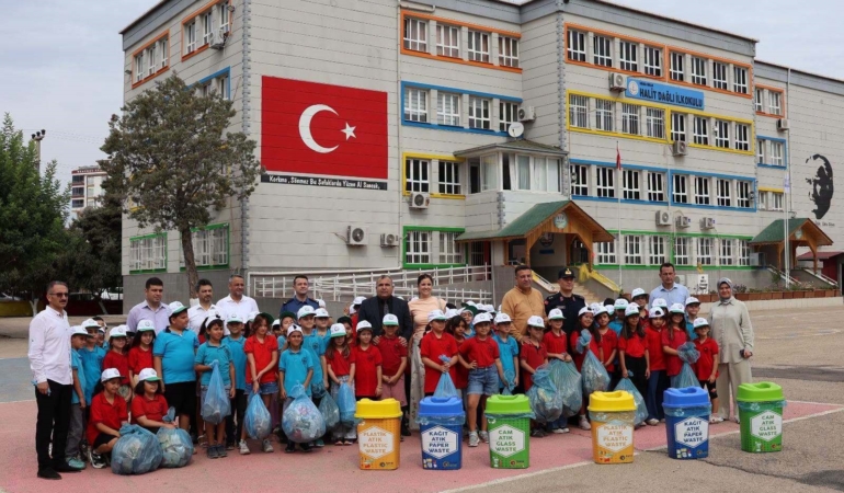 MİNİK ÖĞRENCİLERDEN SIFIR ATIK FARKINDALIĞI