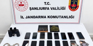 MISIR TARLASINDA YAKALANAN DOLANDIRICILARIN EV VE ARABASINDAN ÇIKANLAR HAYRETE DÜŞÜRDÜ 3 MAĞDURU TOPLAM 5 MİLYON 500 BİN TL DOLANDIRDIKLARI TESPİT EDİLDİ