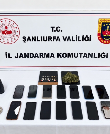 MISIR TARLASINDA YAKALANAN DOLANDIRICILARIN EV VE ARABASINDAN ÇIKANLAR HAYRETE DÜŞÜRDÜ 3 MAĞDURU TOPLAM 5 MİLYON 500 BİN TL DOLANDIRDIKLARI TESPİT EDİLDİ