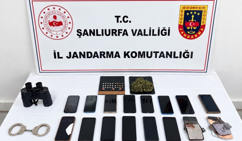 MISIR TARLASINDA YAKALANAN DOLANDIRICILARIN EV VE ARABASINDAN ÇIKANLAR HAYRETE DÜŞÜRDÜ 3 MAĞDURU TOPLAM 5 MİLYON 500 BİN TL DOLANDIRDIKLARI TESPİT EDİLDİ