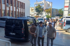 OKUL ÇEVRESİNDE POMPALI TÜFEKLE YAKALANAN ŞÜPHELİLER ADLİYEYE SEVK EDİLDİ