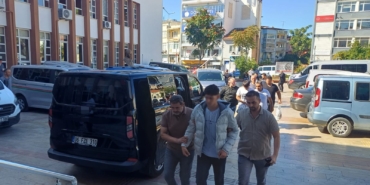 OKUL ÇEVRESİNDE POMPALI TÜFEKLE YAKALANAN ŞÜPHELİLER ADLİYEYE SEVK EDİLDİ